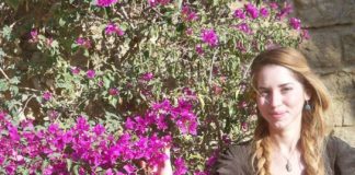 Η Δανάη Σιώζιου στον κήπο με ποιήματα και παιχνίδια