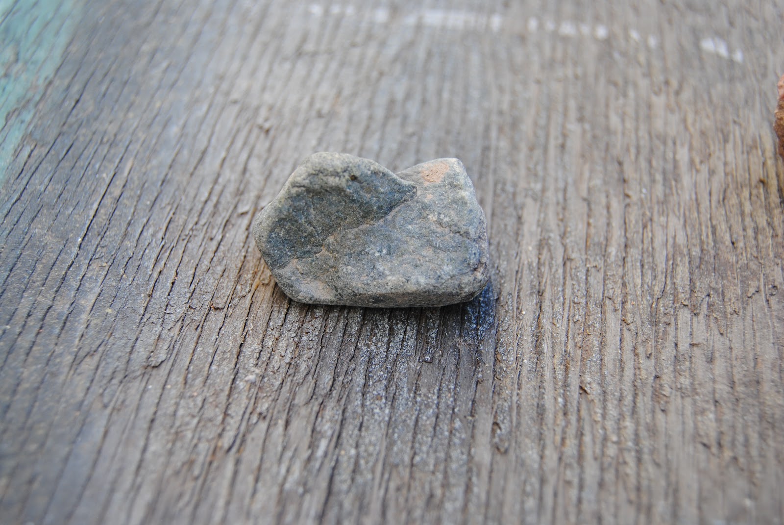 First stone. Маленький камень. Маленький камушек. Камень обычный маленький. Крошечная камень.