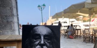 Γλυκοβραδυάζει στην Ύδρα με τον Μίλτο Σαχτούρη( του Γ.Ν.Μπασκόζου)
