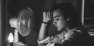Σπαρταριστές ιστορίες συγγραφικής αυτο-σάτιρας (του Δημήτρη Φύσσα)