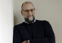 Λέων Α.Ναρ : “οι τραγουδοποιοί δικαιούνται τη λογοτεχνική ανάγνωση των έργων τους”(συνέντευξη στον Γιάννη Ν.Μπασκόζο)