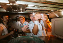 «Κουζίνα»: ο Γιώργος Κουτλής σκηνοθετεί τη «διεθνή» του μόχθου (της Όλγας Σελλά)