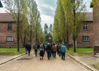 Ο Μαξ στην ουρά για το Άουσβιτς (διήγημα της Εύης Καρκίτη)