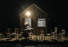 Ευγένιος Ιονέσκο: «Οι καρέκλες» για τους καλεσμένους μιας αλλόκοτης «σύναξης» (της Όλγας Σελλά)