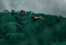 Νύχτες και ημέρες «ονείρων από χώμα» (της Μαίρης Σιδηρά)