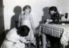 Γαζώνοντας τη ζωή – Ελληνίδες μοδίστρες (της Ηρώς Νικοπούλου)